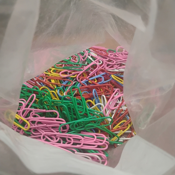 Bag of Colored Paper Clips, approx. 450 - Picture 3 of 8